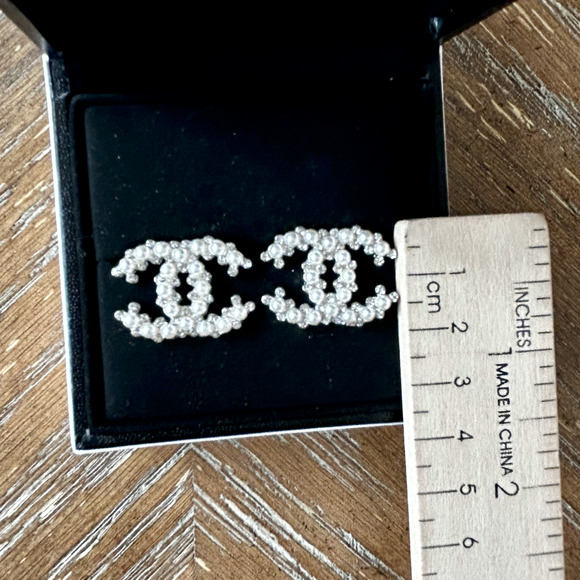 925 Silver Crystal Man Made Pearls CC Luxury Logo Earrings Gorgeous - Picture 4 of 4